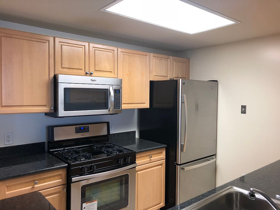 Kitchen w granite countertop
