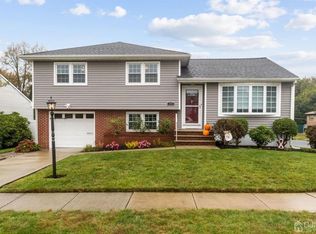 46 Crocus St, Woodbridge, NJ 07095