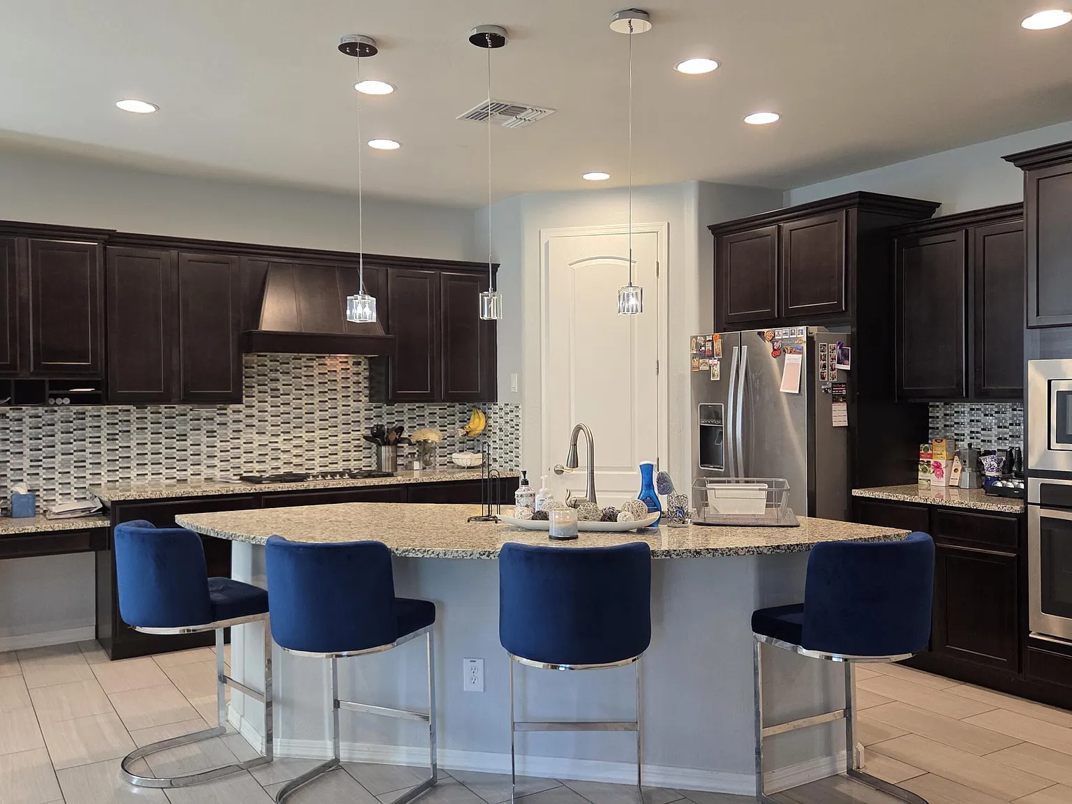 4 bed, 2.5 bath, 3057 sqft, $4,450 — Photo 3