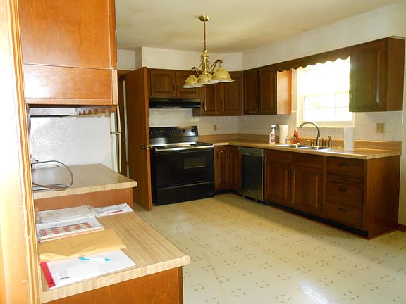 4th image of 201 Mayflower Dr
