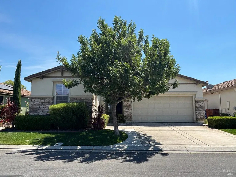 520 Arlington Dr — Photo 1