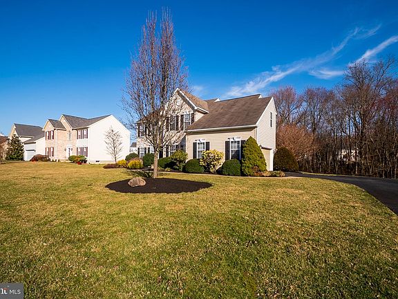 5th image of 7 Whirlaway Dr