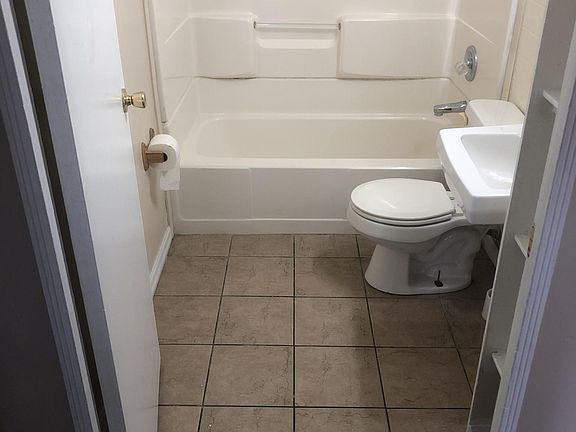 3rd image of 3144 Hawthorne Dr