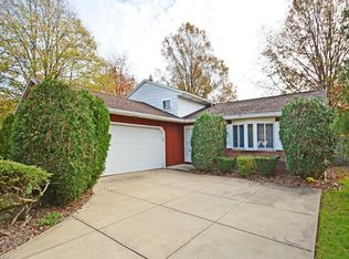 8703 Fairlane Dr, Olmsted Township, OH