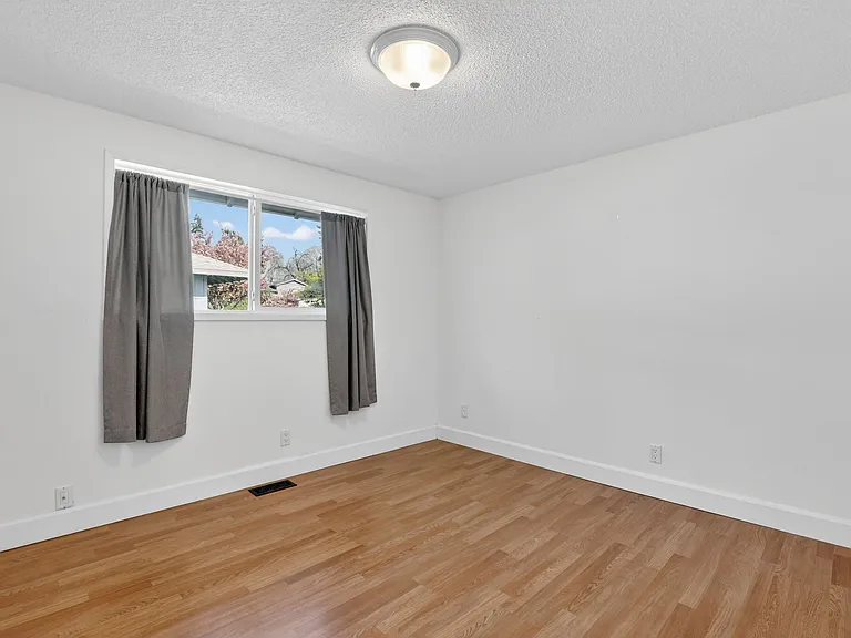 640 Stonehill Dr — Photo 17
