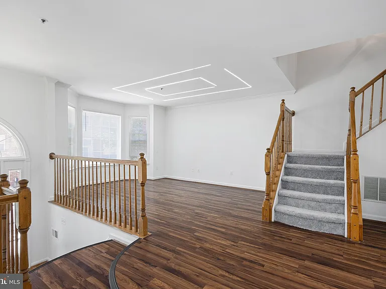 18506 Carriage Walk Cir — Photo 9