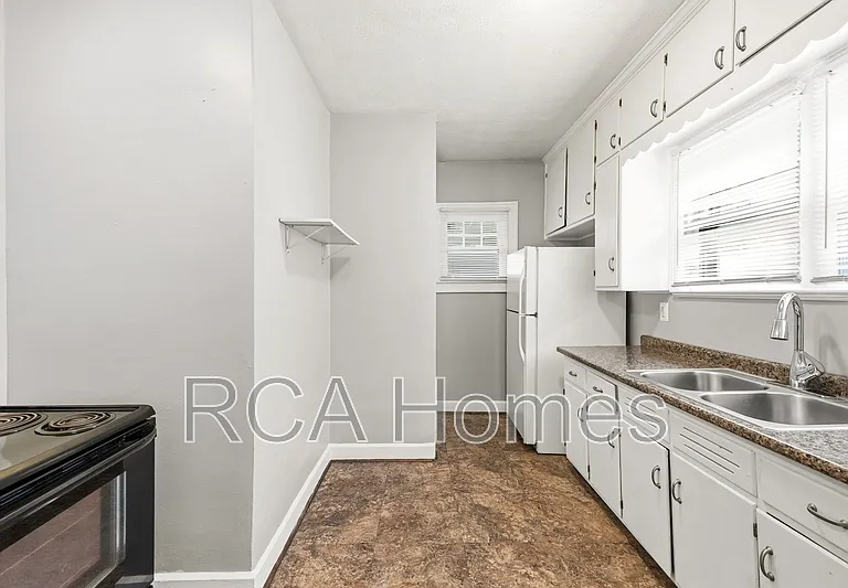969 N Linwood Ave — Photo 5
