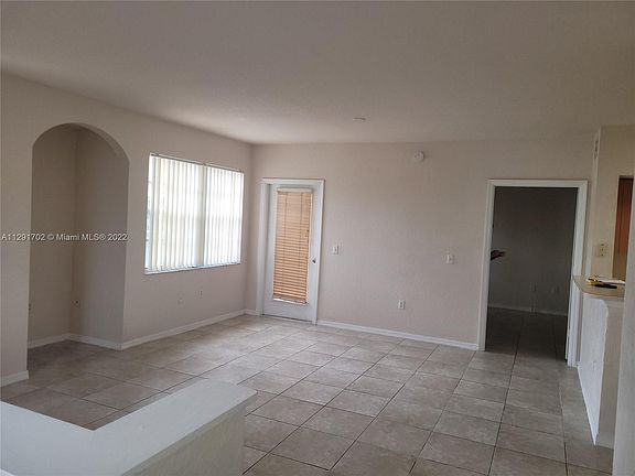 3rd image of 1901 Belmont Ln #1901