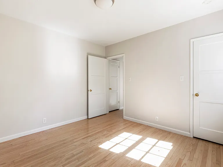 982 Athens St — Photo 36