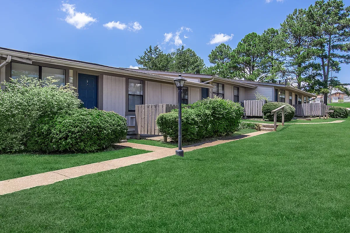 Lakeshore Apartments — Photo 1