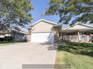 320 Redwood Rd, Grand Island, NE 68803