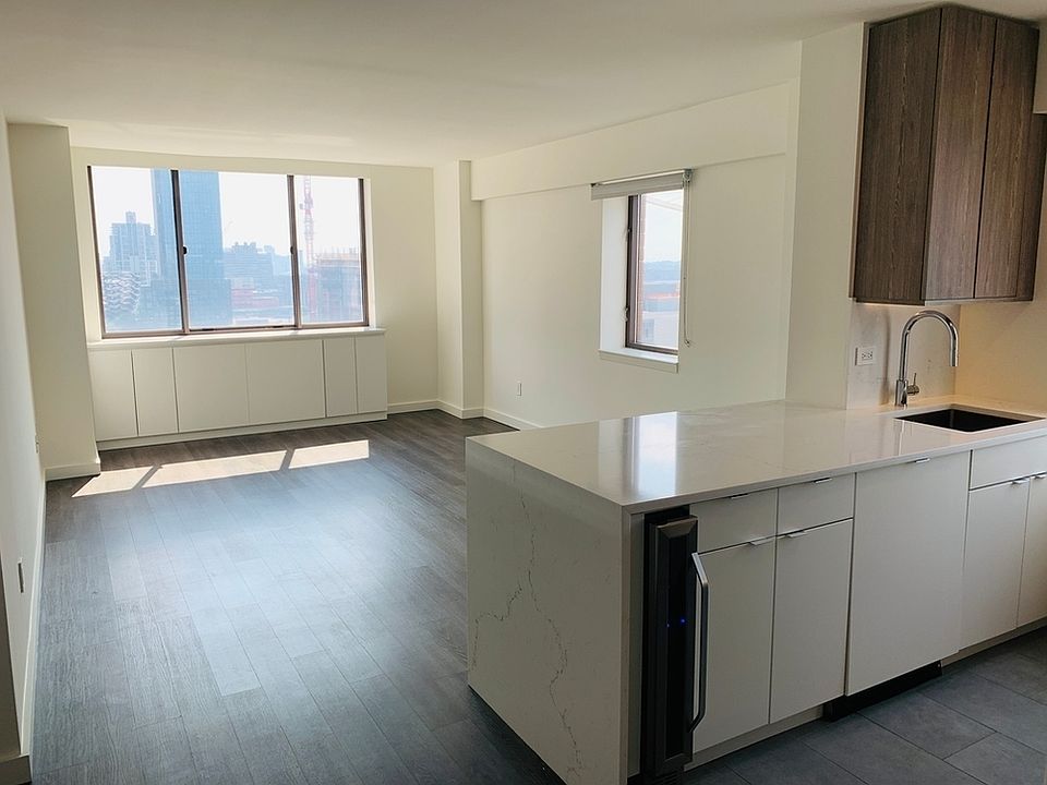 1st image of 520 W 43rd St APT 25A