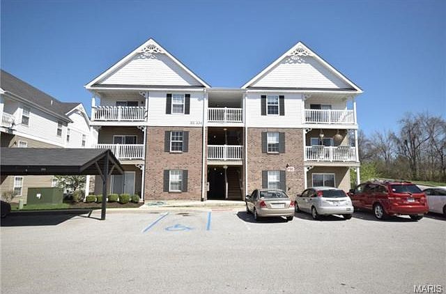 314 Saravalle - Handicap parking and ramp to main level apartmen