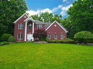 15 Soldier Wood Cir, Orchard Park, NY 14127