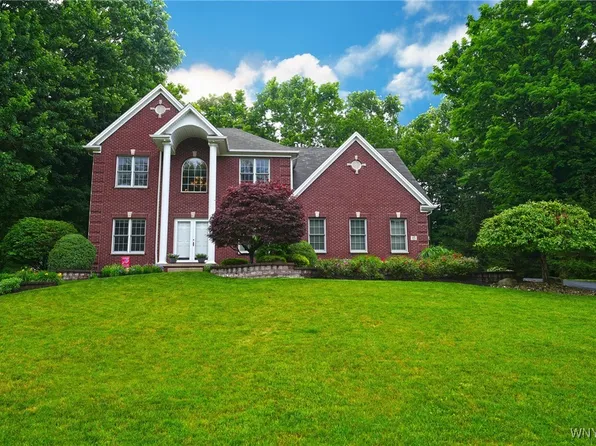 15 Soldier Wood Cir, Orchard Park, NY 14127