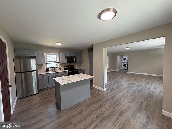 3rd image of 326 Sumach St