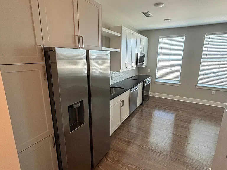 Bransford Ave — Photo 1