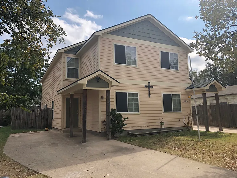 1815 S Jennings Ave — Photo 1
