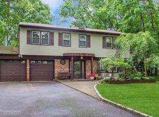 8 Melody Ln, Kings Park, NY 11754