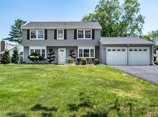 11 Ogden Ln, Manalapan, NJ 07726