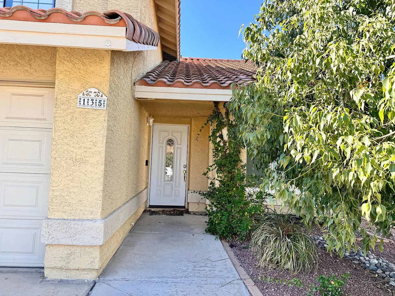 3 bed, 2.5 bath, 1646 sqft, $2,100 — Photo 2