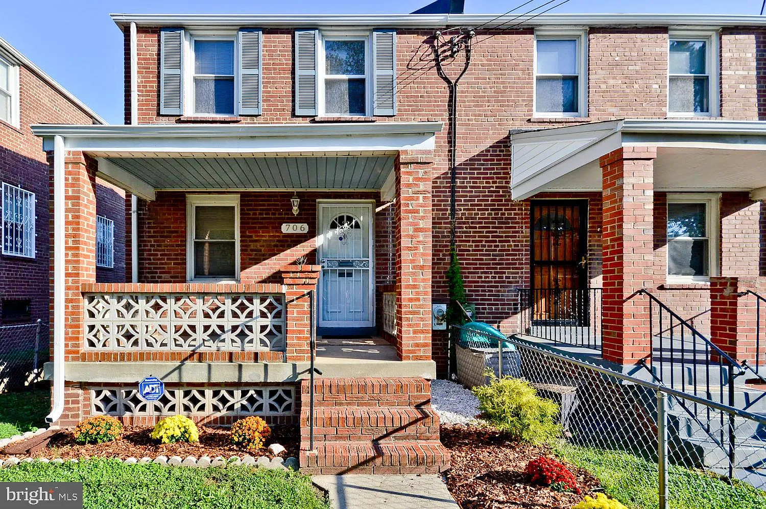 706 Farragut Pl NE photo 1