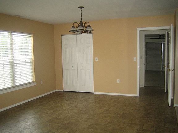5th image of 303 E Beacon Ct
