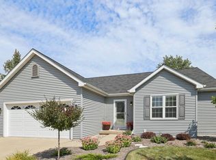 9 Woodridge Ln, Columbus, WI 53925