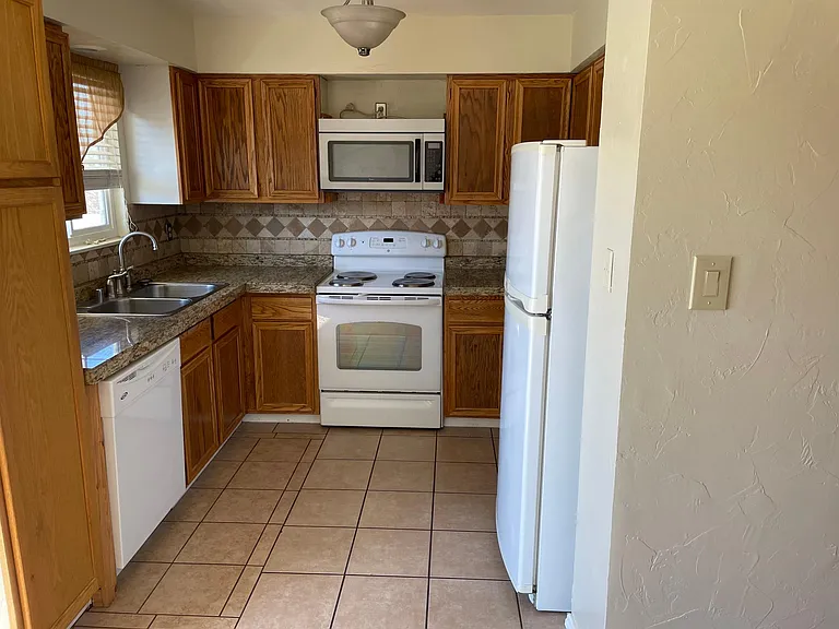 2302 Wheatland Dr — Photo 4