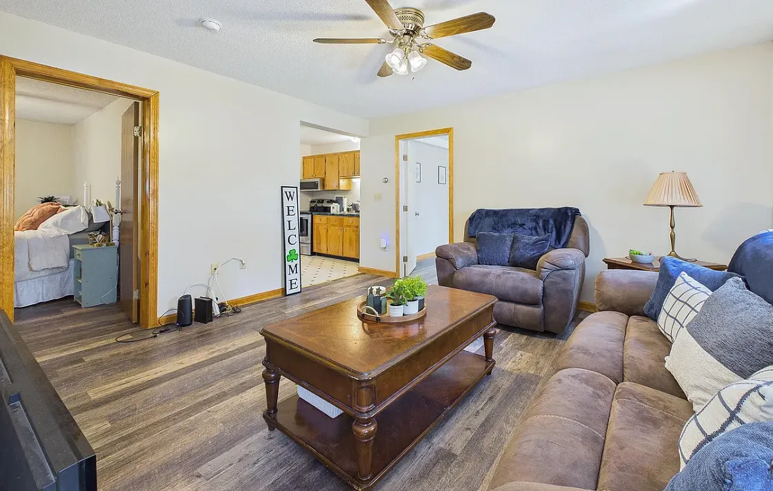 3 bed, 1400 sqft, $2,400 — Photo 3