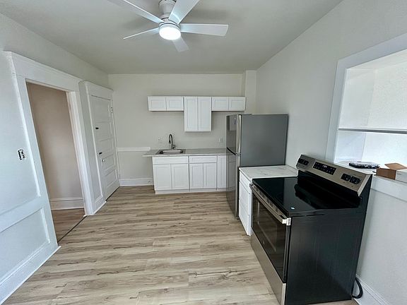 3rd image of 2246 Birch St Floor 1