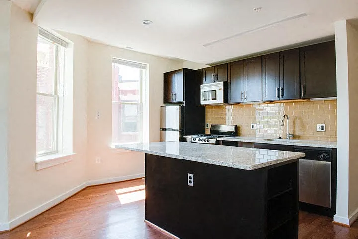 1430 W — Photo 3