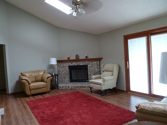 Lg Living Rm w/ fireplace