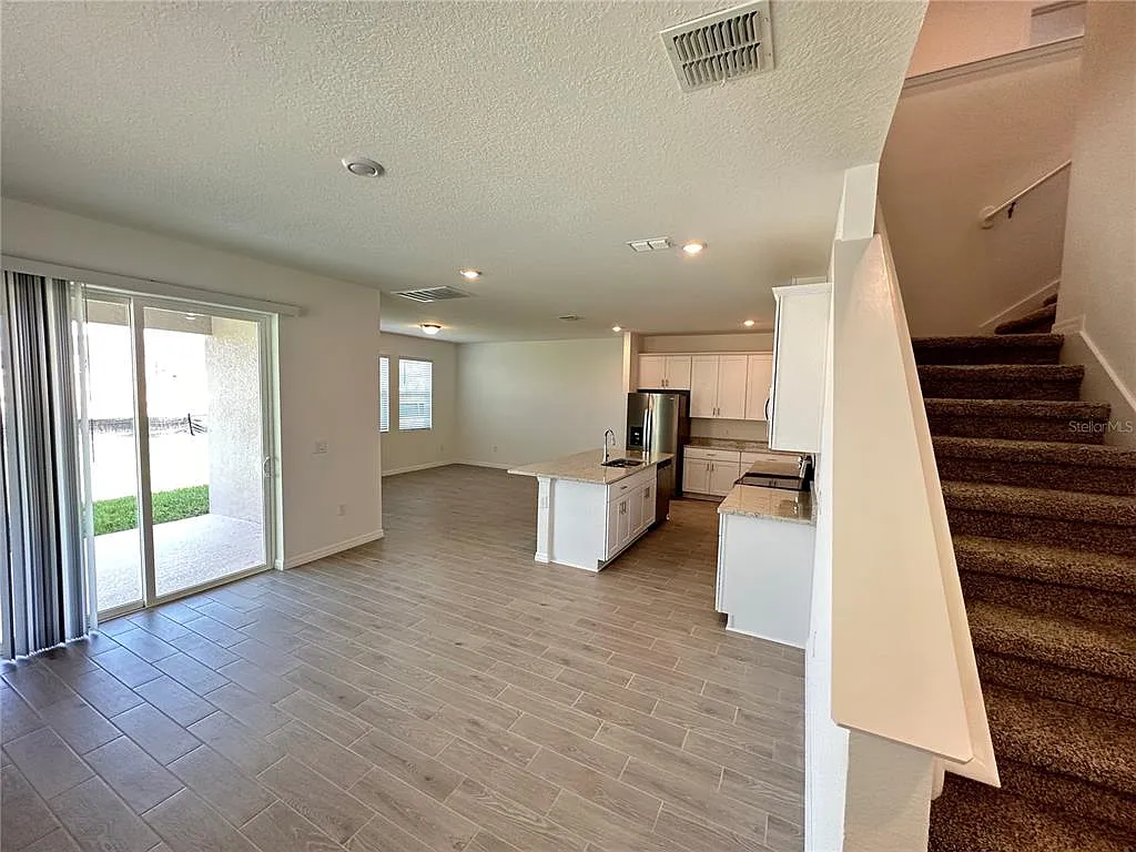 3 bed, 2.5 bath, 2216 sqft, $2,650 — Photo 4