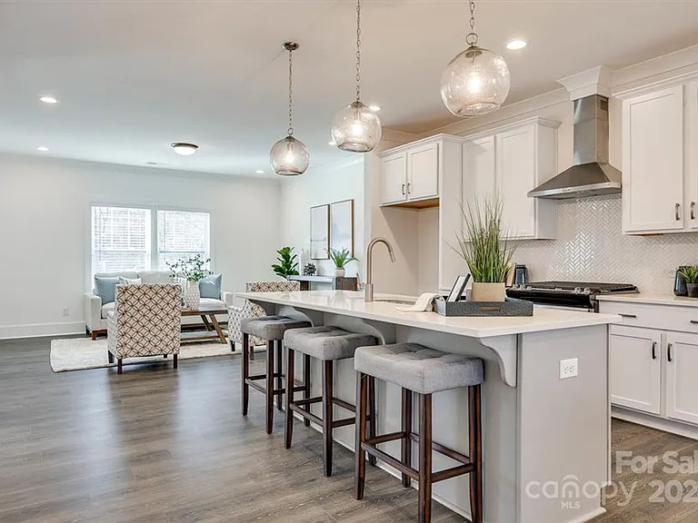 1241 Eastway Dr — Photo 13