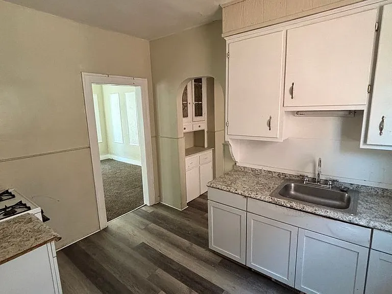 2669 Glendale St — Photo 5