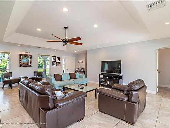 4th image of 8010 S Lake Dr