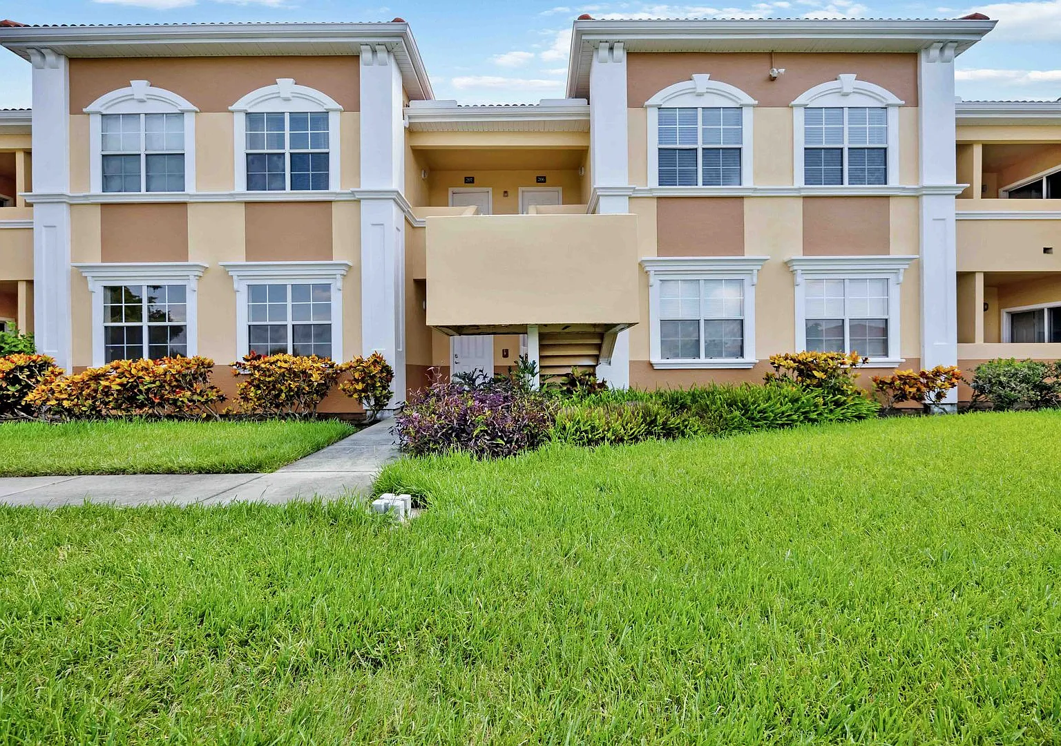 1/1 unit with beautiful water views available now for an annual lease — Photo 2