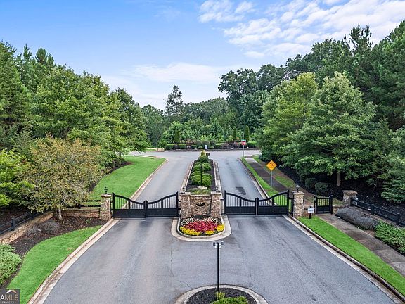 3rd image of 6930 Crestline Dr #6