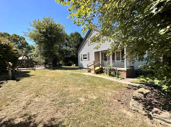 1555 Maple Ln, Fayetteville, WV 25840