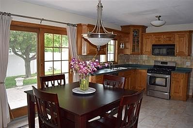 3rd image of 218 Greenbriar Ln