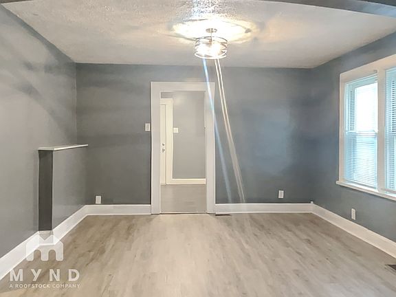 5th image of 1461 N Gladstone Ave