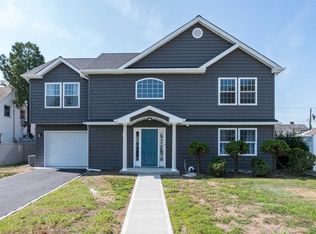 20 Robin Ln, Levittown, NY 11756