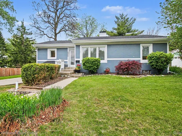 425 Cabinet St, Milford, MI 48381