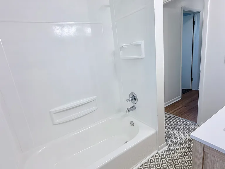 2nd Floor Full Bathroom