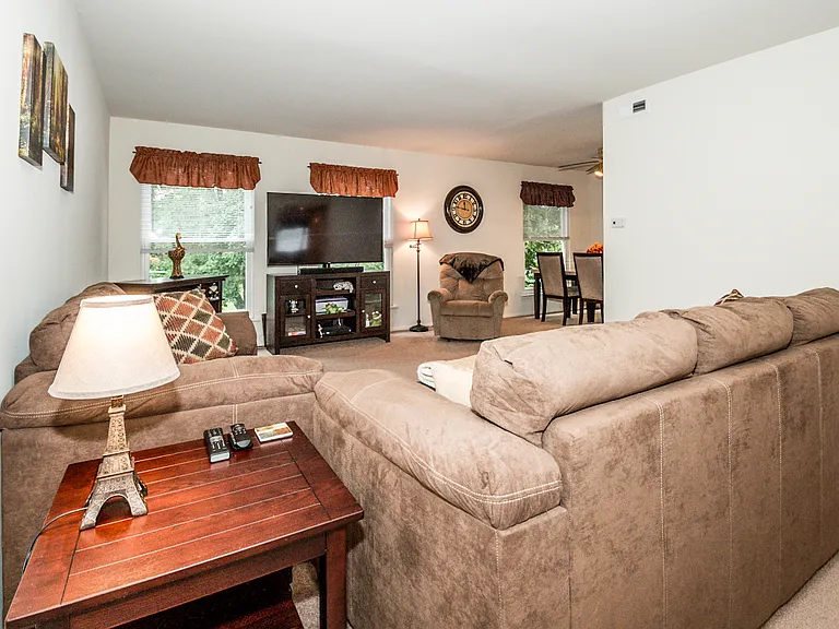 Robin Hill Apartments — Photo 10