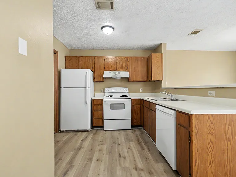 705 W Ave D, Belton — Photo 19