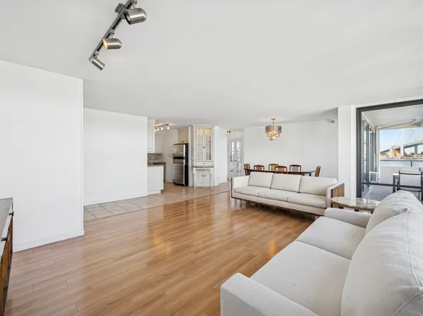 166-41 Powells Cove Boulevard image 9 of 32