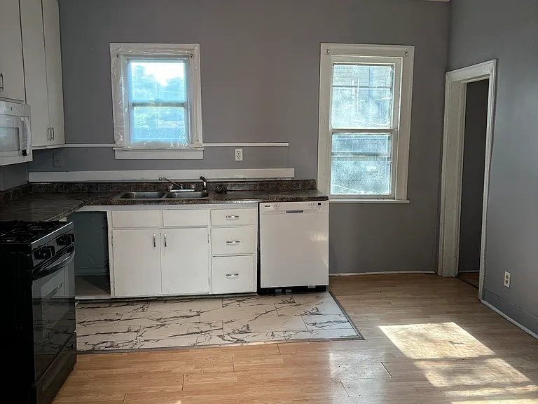 307 E Superior St — Photo 5