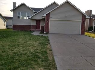 809 S Red Oaks Cir, Wichita, KS 67207